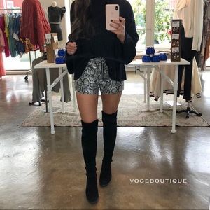 Voge Boutique, Snakeskin leather shorts 🐍